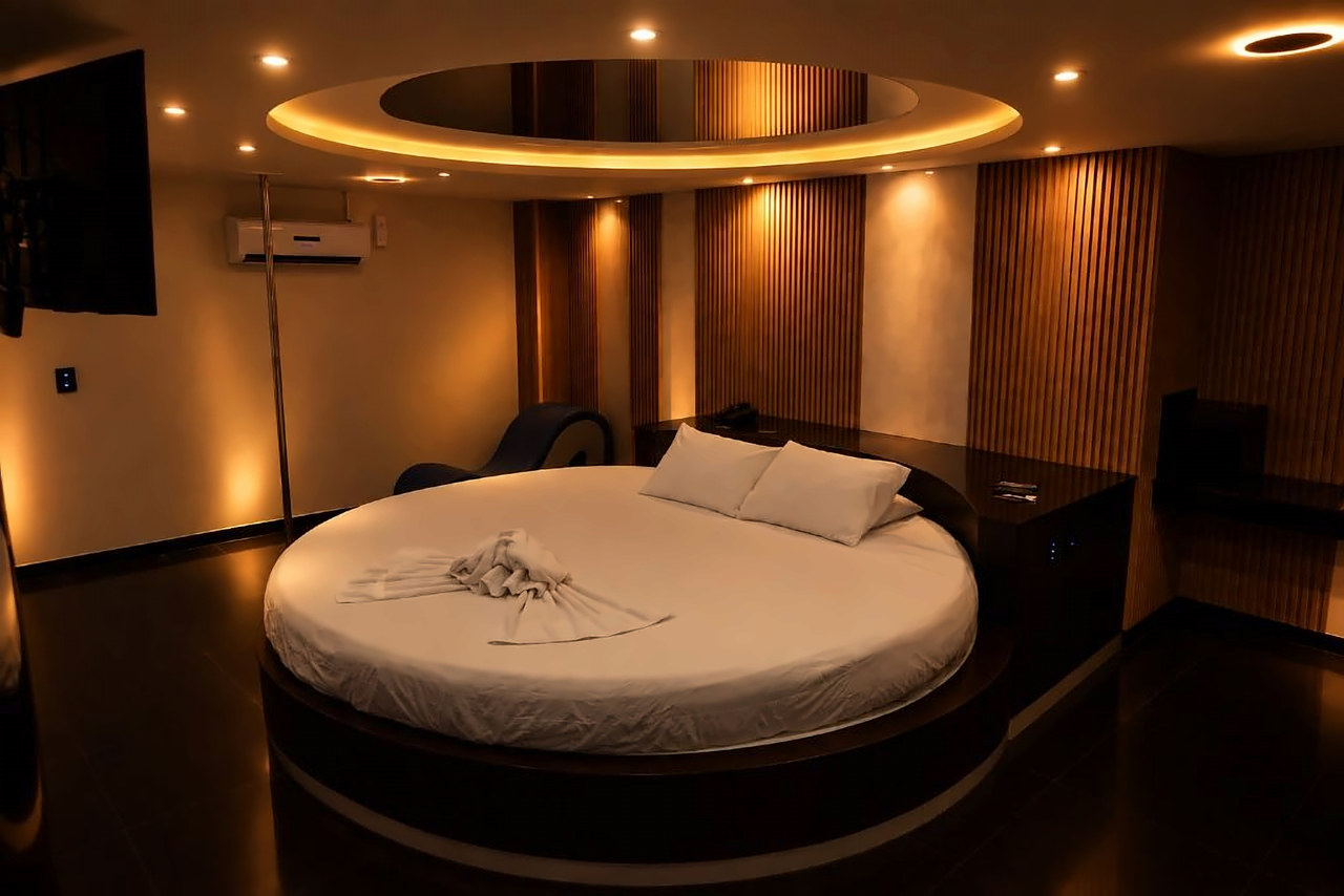 Suite Gold con cama redonda y espejo en el techo