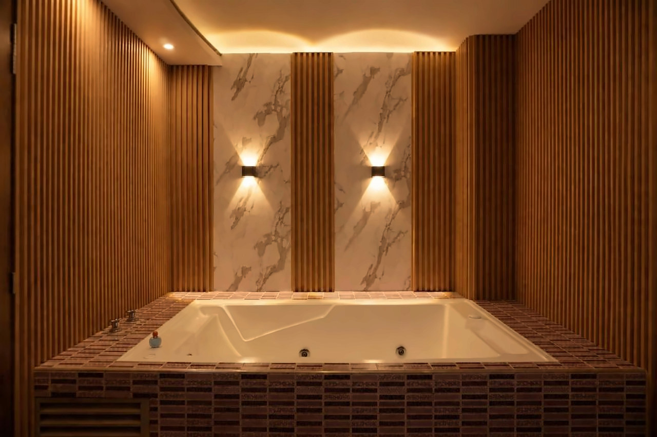 Jacuzzi de la Suite Sabores entre madera y mármol