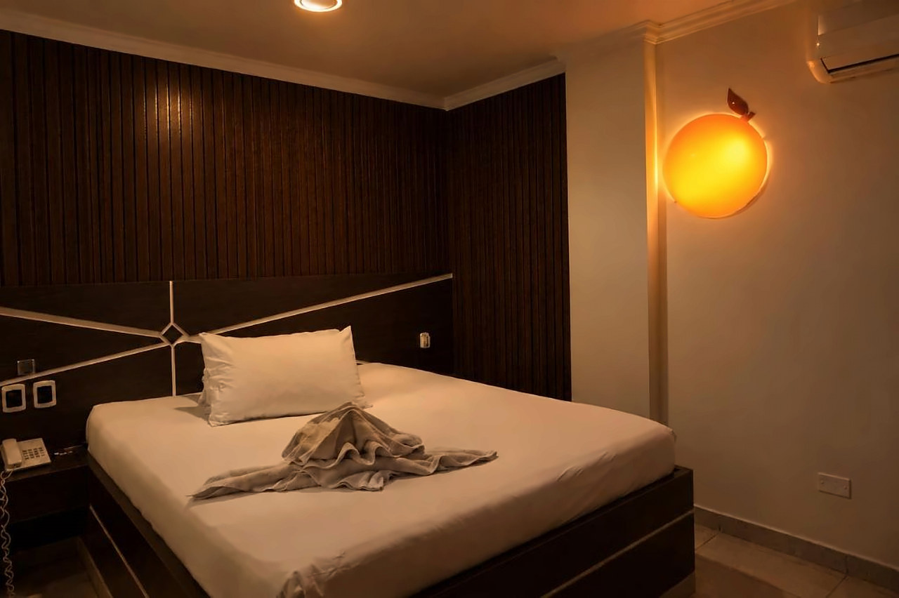 Habitación Sencilla con lámpara en forma de naranja